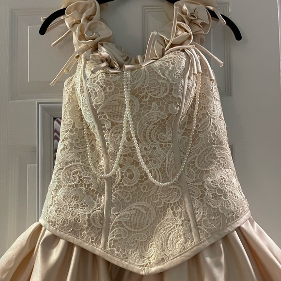 Mascarade Ball Gown - Picture 2 of 4